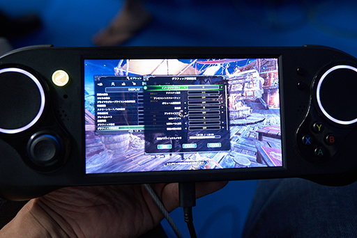 画像ギャラリー No.010のサムネイル画像 / ［TGS 2019］1年ぶりに見たポータブルゲームPC「SMACH Z」でMHWを遊ぶ。開発は進んでいるが，果たして2020年Q1に発売となるか？