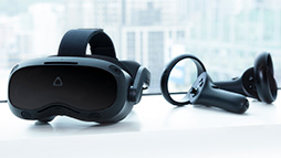 画像ギャラリー No.002のサムネイル画像 / 西川善司の3DGE：5K解像度の業務用VR HMD「VIVE Focus 3」体験レポート。VRコントローラのトラッキング精度に驚く