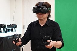 画像ギャラリー No.017のサムネイル画像 / 西川善司の3DGE：5K解像度の業務用VR HMD「VIVE Focus 3」体験レポート。VRコントローラのトラッキング精度に驚く