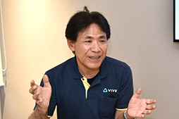 画像ギャラリー No.020のサムネイル画像 / 西川善司の3DGE：5K解像度の業務用VR HMD「VIVE Focus 3」体験レポート。VRコントローラのトラッキング精度に驚く