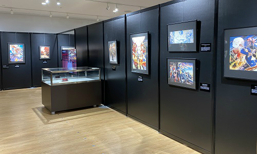 画像ギャラリー No.002のサムネイル画像 / 「GOD EATER展 10TH ANNIVERSARY」がマルイシティ横浜で開催中。キャラデザインを手がける板倉耕一氏と小林くるみ氏のコメントも掲載