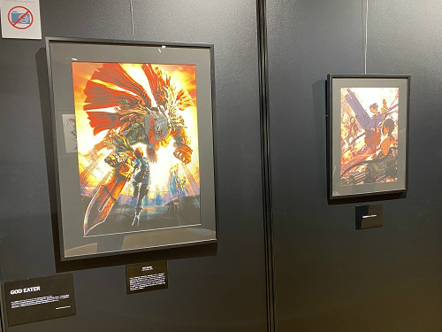 画像ギャラリー No.003のサムネイル画像 / 「GOD EATER展 10TH ANNIVERSARY」がマルイシティ横浜で開催中。キャラデザインを手がける板倉耕一氏と小林くるみ氏のコメントも掲載
