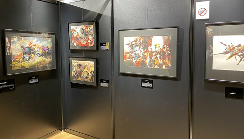 画像ギャラリー No.004のサムネイル画像 / 「GOD EATER展 10TH ANNIVERSARY」がマルイシティ横浜で開催中。キャラデザインを手がける板倉耕一氏と小林くるみ氏のコメントも掲載