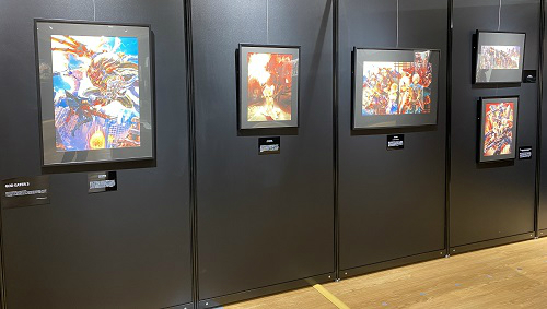 画像ギャラリー No.005のサムネイル画像 / 「GOD EATER展 10TH ANNIVERSARY」がマルイシティ横浜で開催中。キャラデザインを手がける板倉耕一氏と小林くるみ氏のコメントも掲載