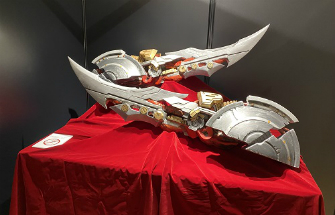 画像ギャラリー No.010のサムネイル画像 / 「GOD EATER展 10TH ANNIVERSARY」がマルイシティ横浜で開催中。キャラデザインを手がける板倉耕一氏と小林くるみ氏のコメントも掲載