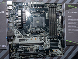 画像ギャラリー No.005のサムネイル画像 / ［COMPUTEX］ASRockはAMDの未発表チップセット「B450」搭載マザーボードを披露。Vega 56搭載のグラフィックスカードは7月発売に