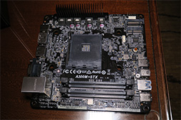 画像ギャラリー No.014のサムネイル画像 / ASRock,エントリー市場向けチップセット「Intel B365」搭載のゲーマー向けマザーボードを初公開