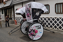 画像ギャラリー No.002のサムネイル画像 / 「新サクラ大戦」のラッピング人力車が浅草の街を走る。「新サクラ大戦 the Stage」のさくら役・関根優那さんが人生初の人力車を体験