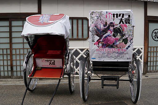 画像ギャラリー No.005のサムネイル画像 / 「新サクラ大戦」のラッピング人力車が浅草の街を走る。「新サクラ大戦 the Stage」のさくら役・関根優那さんが人生初の人力車を体験
