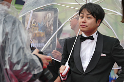 画像ギャラリー No.007のサムネイル画像 / 「ファイブキングダム」が参加した「那覇国際通りレッドカーペット」をレポート。プロデューサーの石井英貴氏へのミニインタビューも掲載