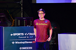 画像ギャラリー No.008のサムネイル画像 / 「ウイニングイレブン 2019」，e-Sports イノフェスCUP 決勝戦の模様をお届け。優勝したウイイレのプロ“Mayageka選手”にも話を聞いた
