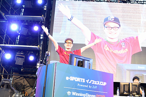 画像ギャラリー No.018のサムネイル画像 / 「ウイニングイレブン 2019」，e-Sports イノフェスCUP 決勝戦の模様をお届け。優勝したウイイレのプロ“Mayageka選手”にも話を聞いた