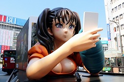 画像ギャラリー No.003のサムネイル画像 / スマホ向けアプリ「七つの大罪 〜光と闇の交戦〜」,巨人族の女の子ディアンヌを載せたアドトラックが東京都内を巡回中