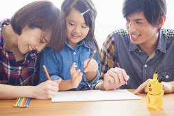 画像ギャラリー No.005のサムネイル画像 / 話しかけると振り向いて反応してくれるピカチュウのロボット「ねえ HelloPika」が8月4日にタカラトミーから発売
