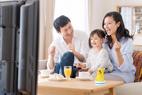 画像ギャラリー No.005のサムネイル画像 / テレビやライトを付けてくれるピカチュウのロボット「ねえ　UchiPika」が8月3日にタカラトミーから発売