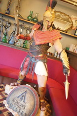 画像ギャラリー No.016のサムネイル画像 / 「アサシン クリード オデッセイ」発売記念の発表会をレポート。最上もがさんが古代ギリシアの戦士に扮して村人を救った