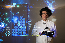 画像ギャラリー No.002のサムネイル画像 / 「テトリス エフェクト」VRモードをプレイすると人間の脳はどう反応するのか。片桐 仁さんの脳波の変化で検証するPS VR特別映像が公開