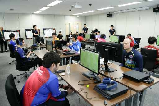 画像ギャラリー No.003のサムネイル画像 / 「FIFA19」第2回eJ.LEAGUEが開催。参加プレイヤー355名の頂点は名古屋グランパスのミノ選手