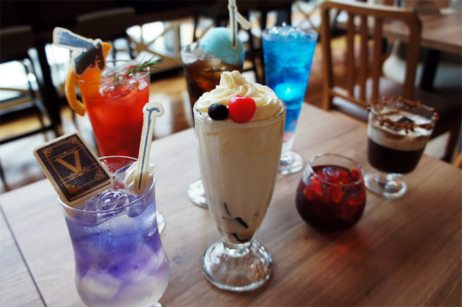画像ギャラリー No.001のサムネイル画像 / カプコンカフェ「デビル メイ クライ」シリーズコラボの試食会レポート。ダンテをはじめとしたキャラクターたちをイメージしたメニューを楽しめる