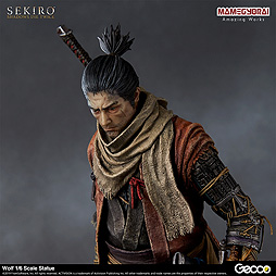 画像ギャラリー No.005のサムネイル画像 / 「SEKIRO」主人公・狼の1/6スケール スタチューが登場。体のラインや忍義手，そして台座まで，ディテールにこだわった造形に