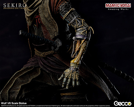 画像ギャラリー No.015のサムネイル画像 / 「SEKIRO」主人公・狼の1/6スケール スタチューが登場。体のラインや忍義手，そして台座まで，ディテールにこだわった造形に