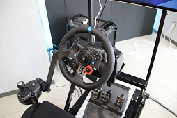 画像ギャラリー No.010のサムネイル画像 / お値段54万円超。レースゲームと連動してシートが動く「レーシングシミュレータコクピット」を体験してきた