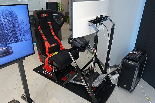 画像ギャラリー No.015のサムネイル画像 / お値段54万円超。レースゲームと連動してシートが動く「レーシングシミュレータコクピット」を体験してきた