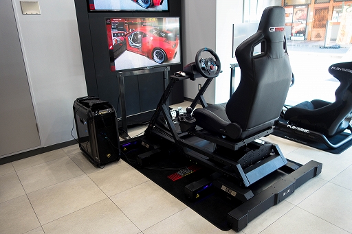 画像ギャラリー No.001のサムネイル画像 / 固定したレーシングコクピットで横Gを再現? Next Level Racing製の拡張パーツを体験してみた