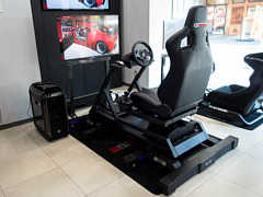 固定したレーシングコクピットで横Gを再現？　Next Level Racing製の拡張パーツを体験してみた