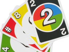 「UNO」の血を引く新作カードゲーム「DOS」が8月上旬に発売。“場”のカードが2枚になり，異なる戦略が楽しめる
