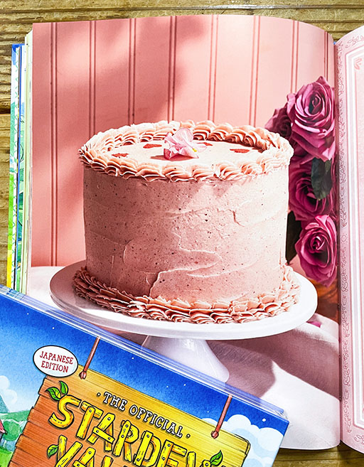 画像ギャラリー No.009のサムネイル画像 / 「Stardew Valley」公式料理本の日本語版,本日発売。「ラッキーランチ」「クラブケーキ」など50種以上のレシピを掲載