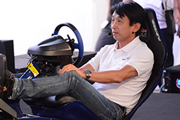 画像ギャラリー No.003のサムネイル画像 / ［TGS 2018］元F1レーサーの片山右京さんによる「F1 2018」体験実況プレイが行われたSamsung SDDブースのイベントレポート