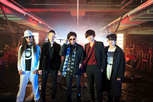 画像ギャラリー No.002のサムネイル画像 / [ALEXANDROS]のニューアルバム，木村拓哉さんとのミュージックビデオ撮影現場写真が公開