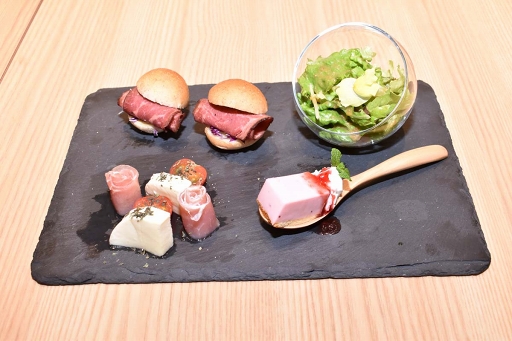 画像ギャラリー No.010のサムネイル画像 / コラボ限定イラストが可愛すぎた“カプコンカフェ×『囚われのパルマ Refrain』”をレポート。チアキをはじめ,看守や門司のコラボメニューにも注目