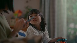 画像ギャラリー No.004のサムネイル画像 / 「あつまれ どうぶつの森」の新CM“雨の日篇”が公開。ある家族の“梅雨シーズンの一日”が描かれる