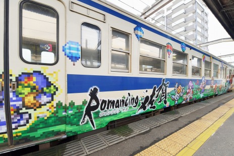 画像ギャラリー No.015のサムネイル画像 / サガシリーズの音楽が流れる区間も登場。車内フルラッピング企画「SaGa風呂バス」3月10日にリニューアル，運転期間の延長決定