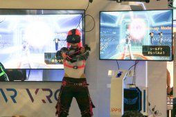 画像ギャラリー No.010のサムネイル画像 / ［TGS 2018］鈴木 裕氏の新作VRゲーム「VRSUS（仮）」発表会レポート。“狭い空間で弾幕をかいくぐる”がコンセプトの対戦型VRシューティング