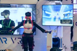 画像ギャラリー No.011のサムネイル画像 / ［TGS 2018］鈴木 裕氏の新作VRゲーム「VRSUS（仮）」発表会レポート。“狭い空間で弾幕をかいくぐる”がコンセプトの対戦型VRシューティング
