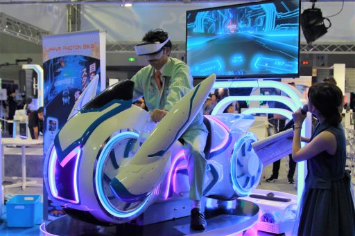 画像ギャラリー No.014のサムネイル画像 / ［TGS 2018］鈴木 裕氏の新作VRゲーム「VRSUS（仮）」発表会レポート。“狭い空間で弾幕をかいくぐる”がコンセプトの対戦型VRシューティング