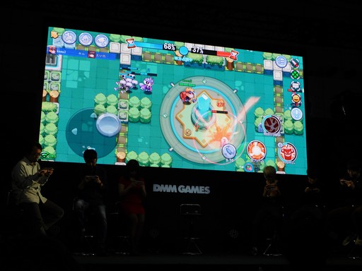 画像ギャラリー No.009のサムネイル画像 / ［TGS 2018］リアルタイム対戦型アプリ「スマッシング・チキンズ」ステージで，制作陣vs.YouTuberのバトル勃発!?