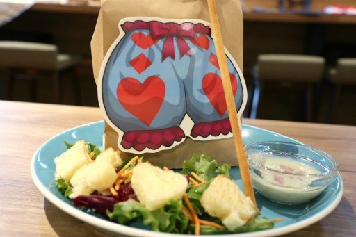画像ギャラリー No.014のサムネイル画像 / カプコンカフェ「逆転裁判」コラボメニュー試食会をレポート。マジシャン姿のキャラクターがあしらわれたグッズも展開