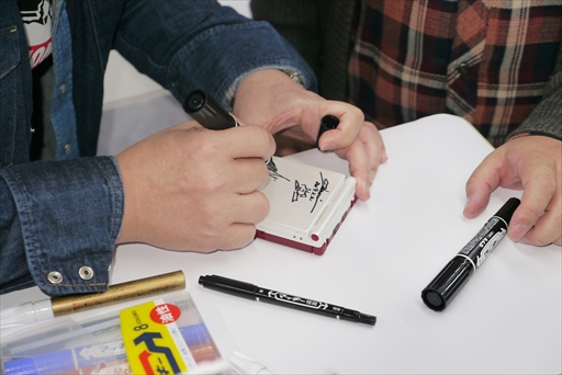 画像ギャラリー No.007のサムネイル画像 / 「逆転裁判123 成歩堂セレクション」発売記念イベントレポート。プロデューサーの江城氏がゴドー検事となり,ファンと触れあった