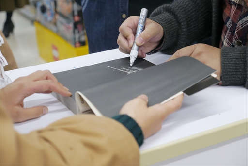 画像ギャラリー No.008のサムネイル画像 / 「逆転裁判123 成歩堂セレクション」発売記念イベントレポート。プロデューサーの江城氏がゴドー検事となり,ファンと触れあった