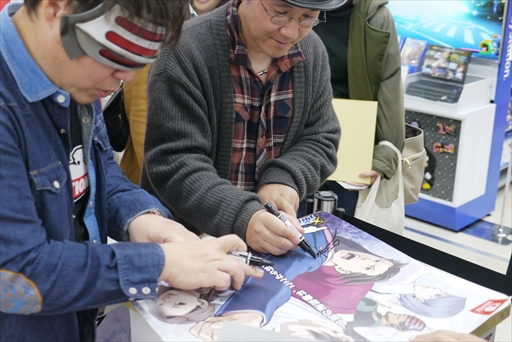 画像ギャラリー No.009のサムネイル画像 / 「逆転裁判123 成歩堂セレクション」発売記念イベントレポート。プロデューサーの江城氏がゴドー検事となり,ファンと触れあった