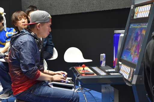 画像ギャラリー No.010のサムネイル画像 / ［JAEPO2019］「ストリートファイターV　タイプアーケード」最新情報公開＆組手イベントレポート。ボンちゃん選手とガチくん選手の対決も