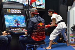 画像ギャラリー No.011のサムネイル画像 / ［JAEPO2019］「ストリートファイターV　タイプアーケード」最新情報公開＆組手イベントレポート。ボンちゃん選手とガチくん選手の対決も