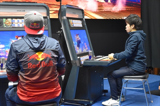 画像ギャラリー No.016のサムネイル画像 / ［JAEPO2019］「ストリートファイターV　タイプアーケード」最新情報公開＆組手イベントレポート。ボンちゃん選手とガチくん選手の対決も