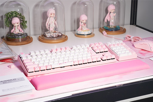 画像ギャラリー No.002のサムネイル画像 / ［TGS 2018］ロマンスゲームコーナーでカラフルなメカニカルキーボードに遭遇。なんでこんなところに？