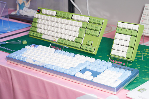 画像ギャラリー No.008のサムネイル画像 / ［TGS 2018］ロマンスゲームコーナーでカラフルなメカニカルキーボードに遭遇。なんでこんなところに？