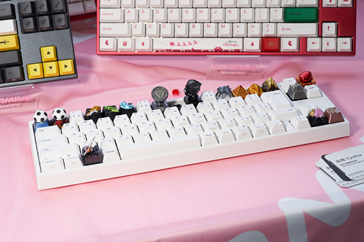 画像ギャラリー No.011のサムネイル画像 / ［TGS 2018］ロマンスゲームコーナーでカラフルなメカニカルキーボードに遭遇。なんでこんなところに？